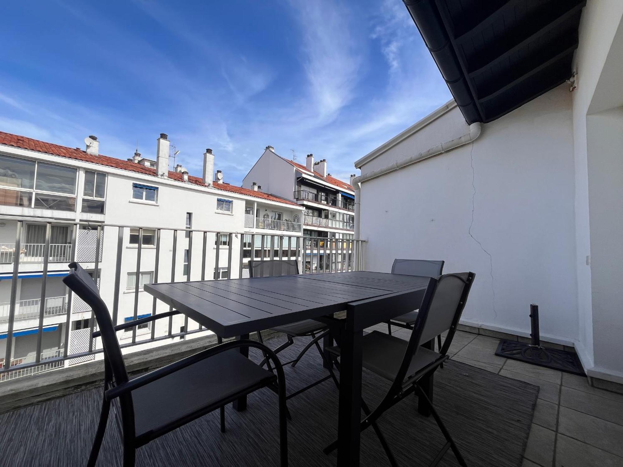 Coeur De : Lumineux Avec Balcon, Proche Et Commerces - Fr-1-239-1079 Saint-Jean-de-Luz