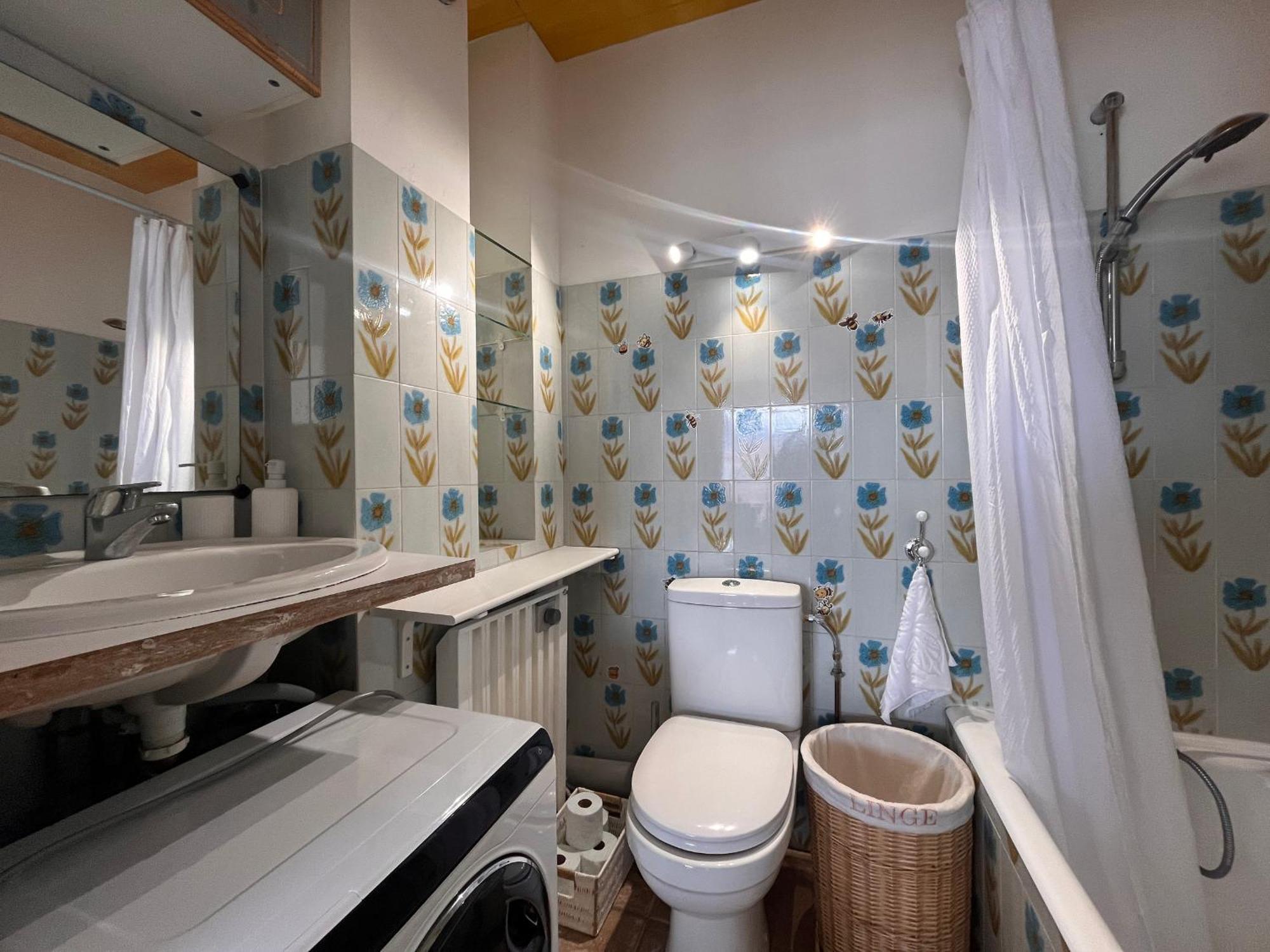 Coeur De : Lumineux Avec Balcon, Proche Et Commerces - Fr-1-239-1079 Appartement *