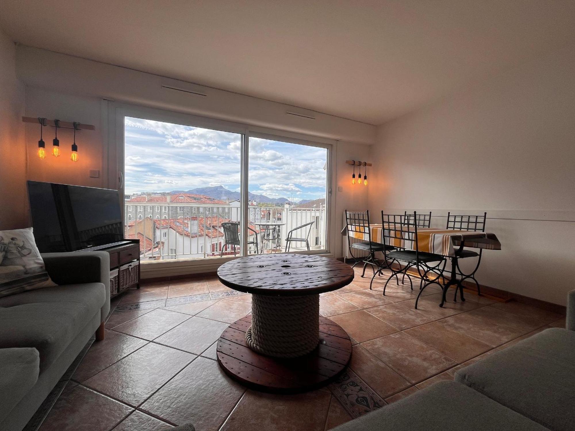 Appartement Coeur De : Lumineux Avec Balcon, Proche Et Commerces - Fr-1-239-1079