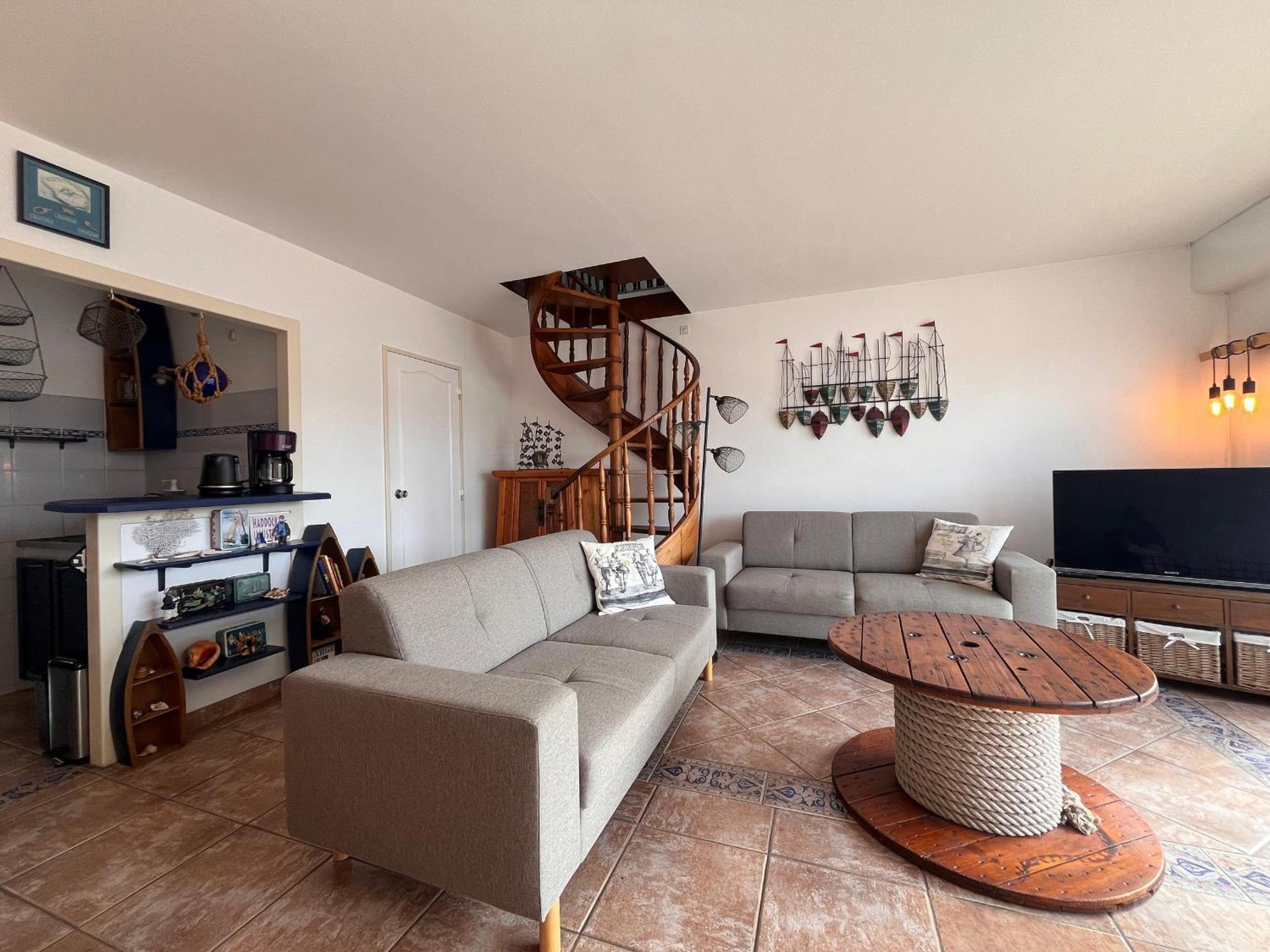 Coeur De : Lumineux Avec Balcon, Proche Et Commerces - Fr-1-239-1079 Appartement *