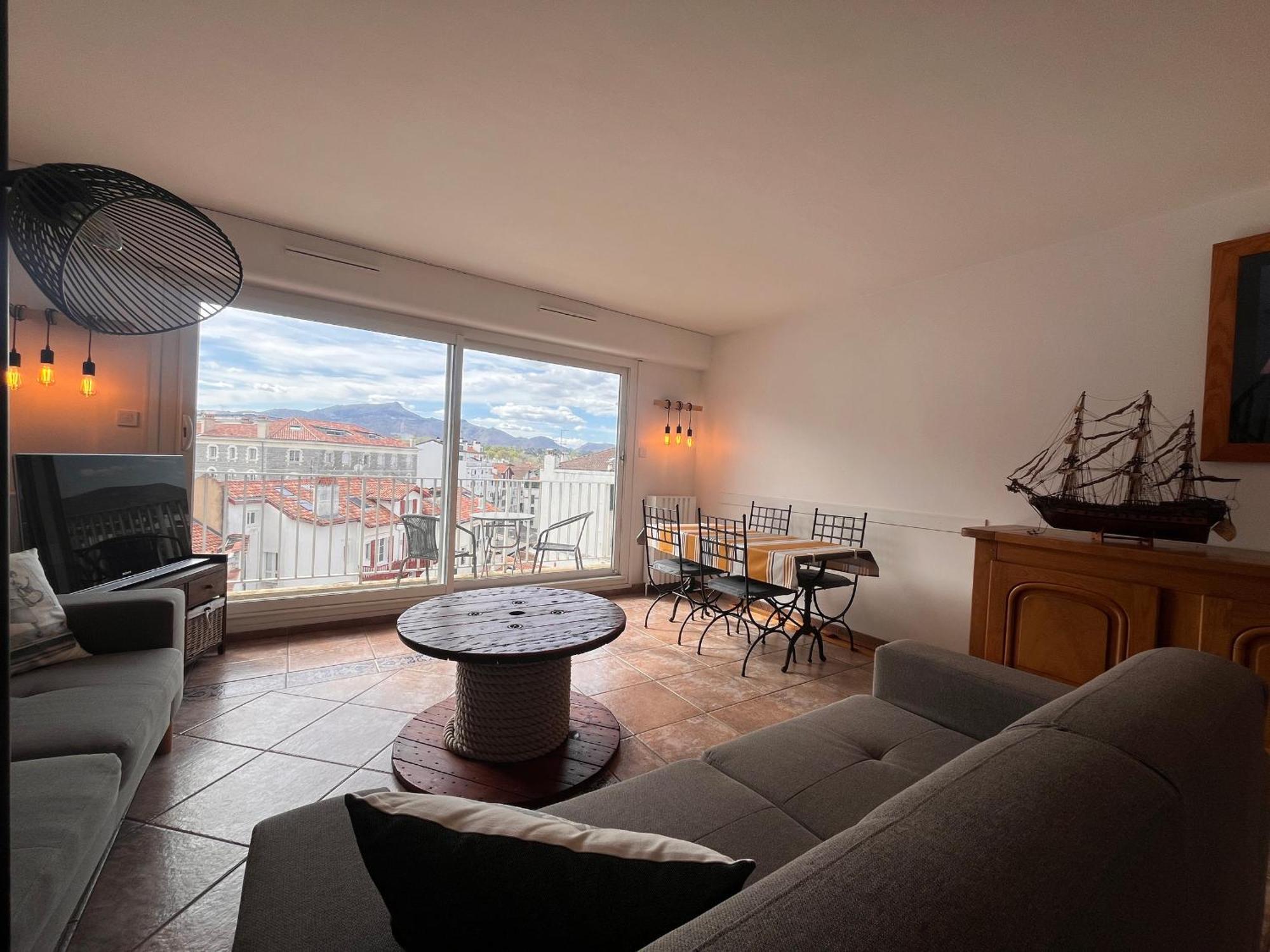 Coeur De : Lumineux Avec Balcon, Proche Et Commerces - Fr-1-239-1079 Appartement Saint-Jean-de-Luz