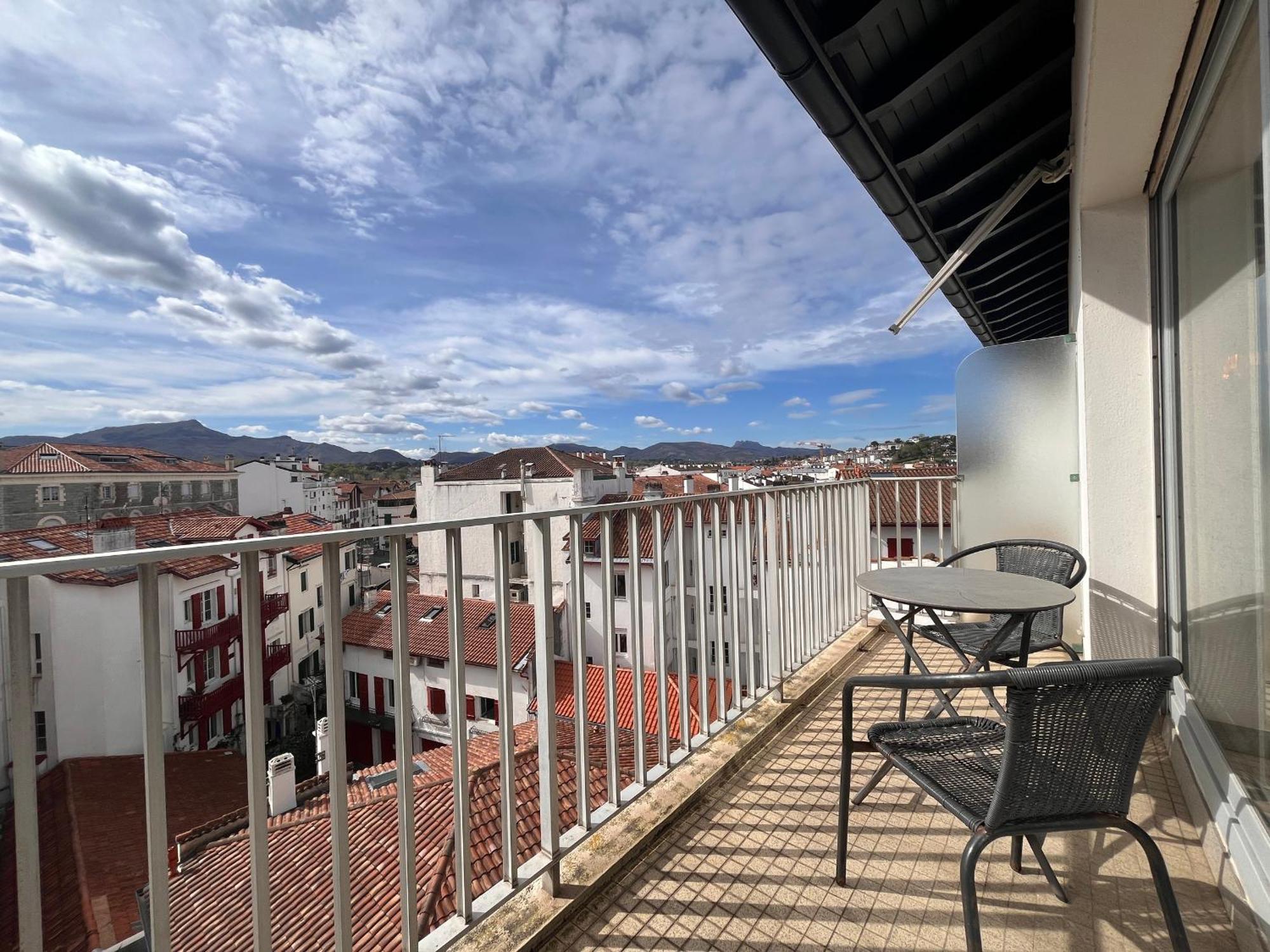 Coeur De : Lumineux Avec Balcon, Proche Et Commerces - Fr-1-239-1079