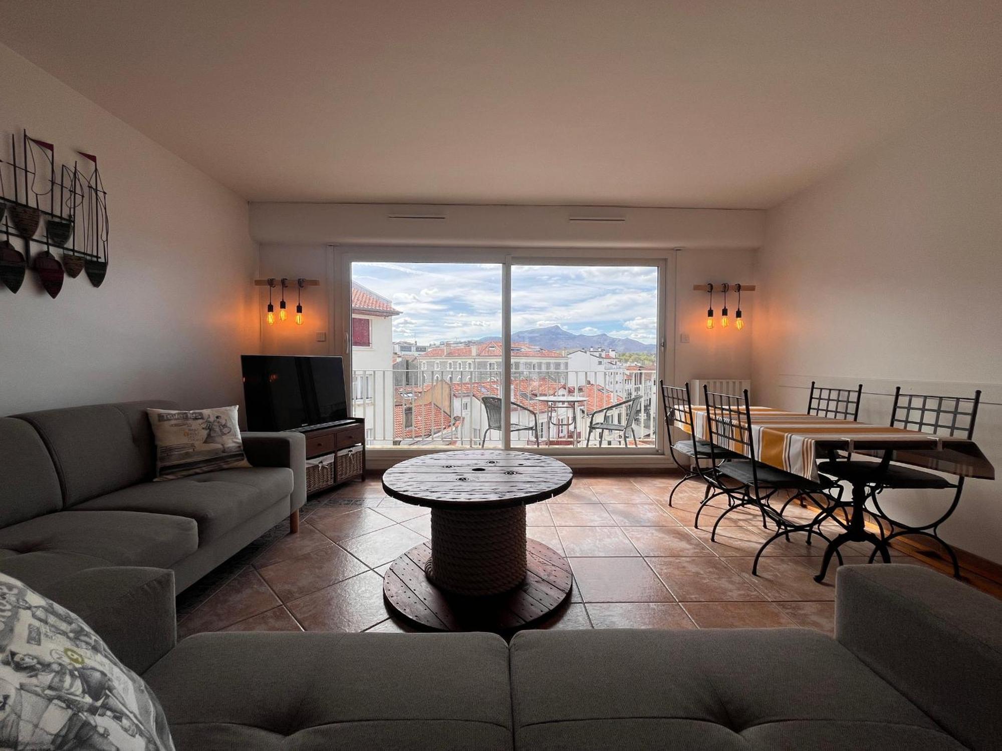 Appartement Coeur De : Lumineux Avec Balcon, Proche Et Commerces - Fr-1-239-1079